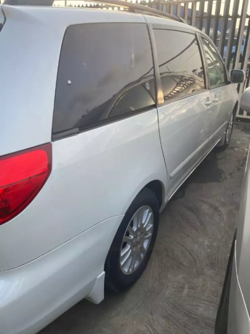 Toyota Sienna   - 2010