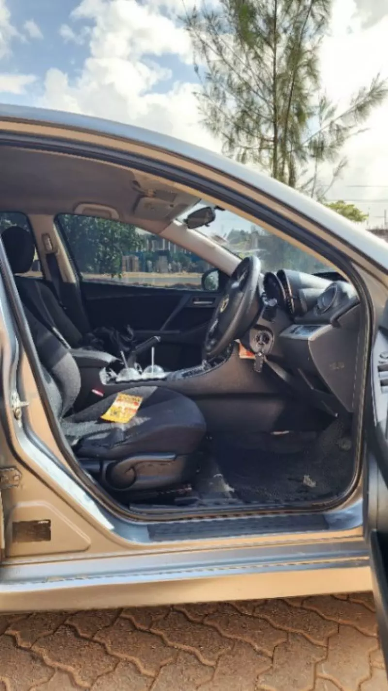 Mazda Axela    - 2010