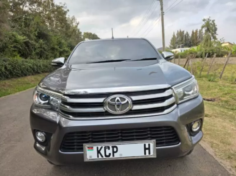 Toyota Hilux   - 2015