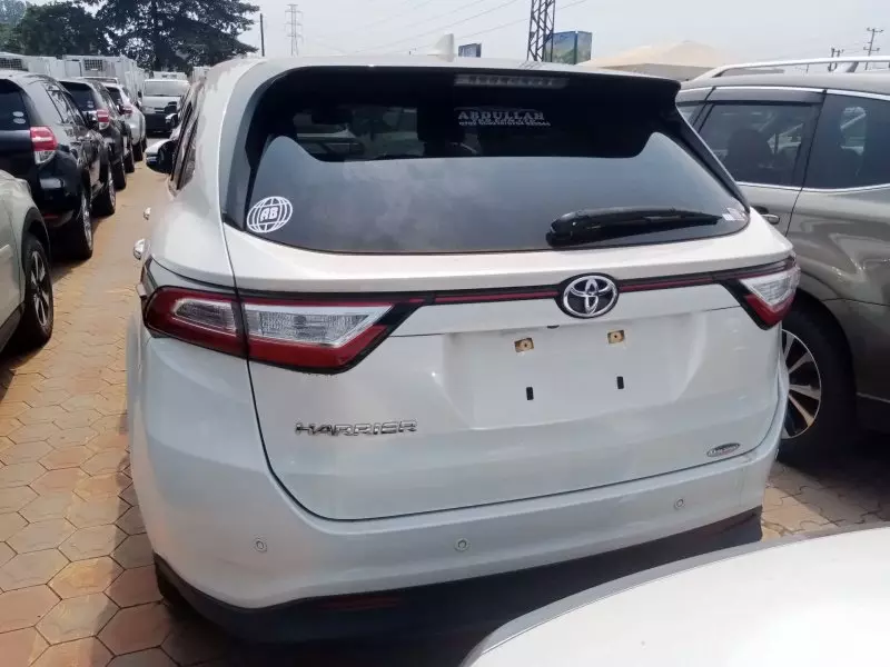 Toyota Harrier   - 2017