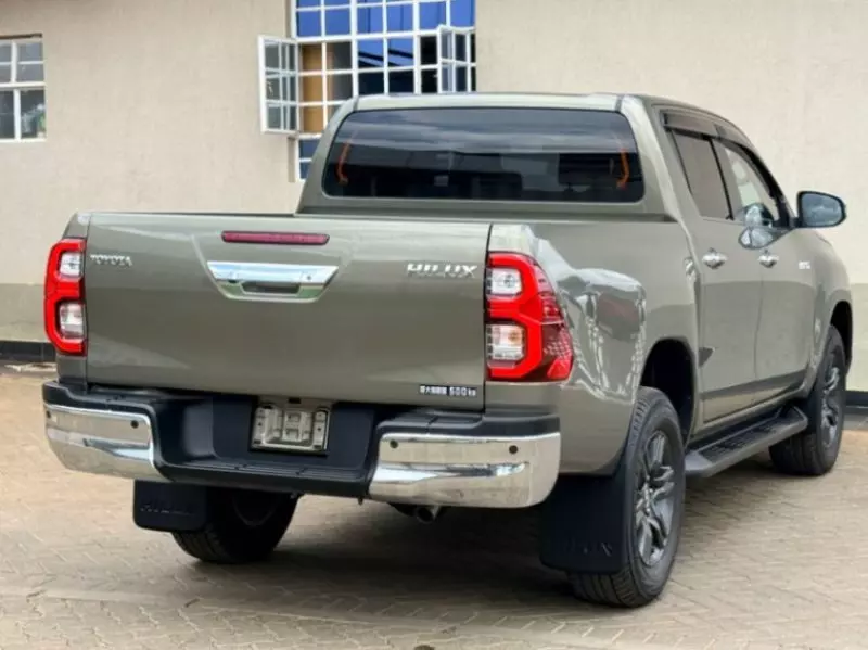 Toyota Hilux   - 2021