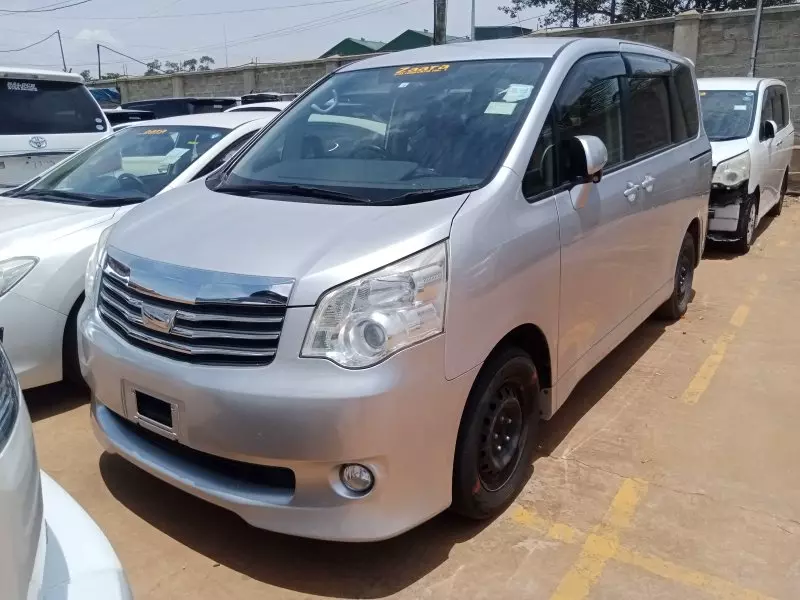 Toyota Noah   - 2011