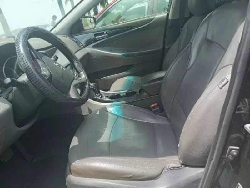 Hyundai Sonata   - 2011