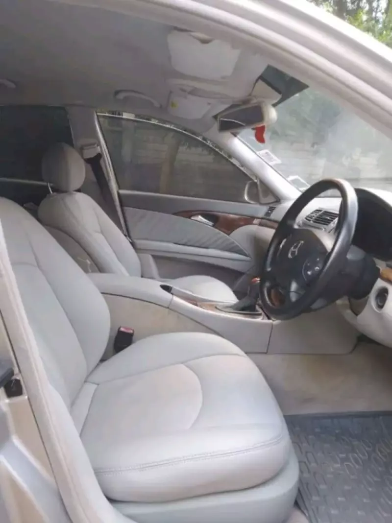 Mercedes-Benz E200   - 2003