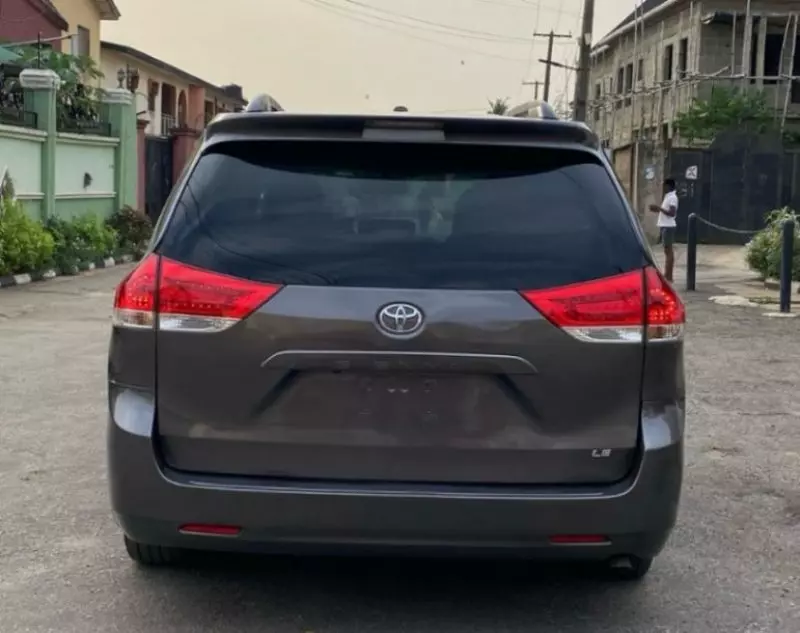 Toyota Sienna   - 2011