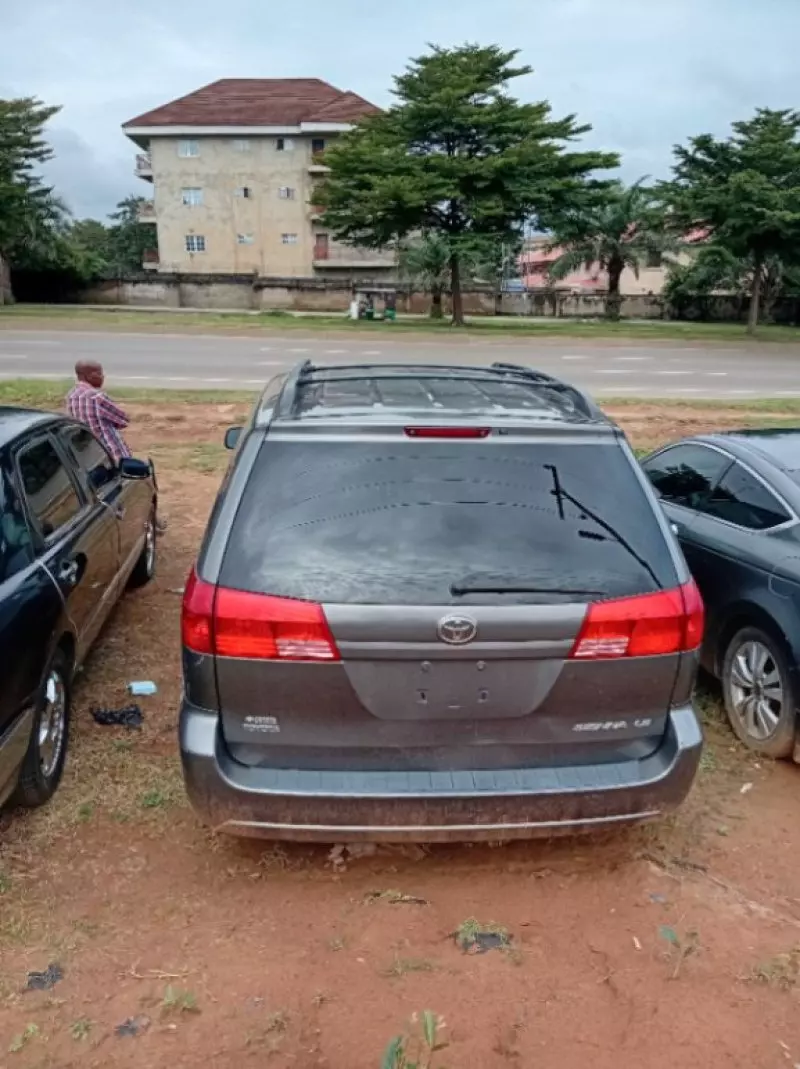 Toyota Sienna   - 2004