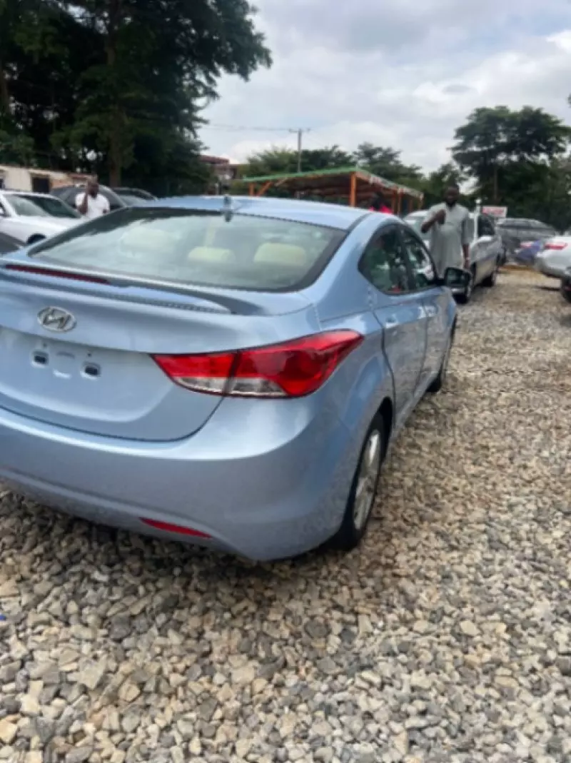 Hyundai Elantra   - 2013