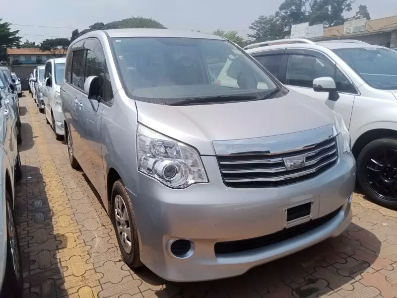 Toyota Noah   - 2012