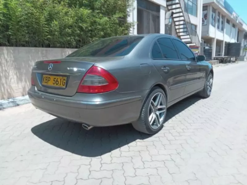Mercedes-Benz E200   - 2009