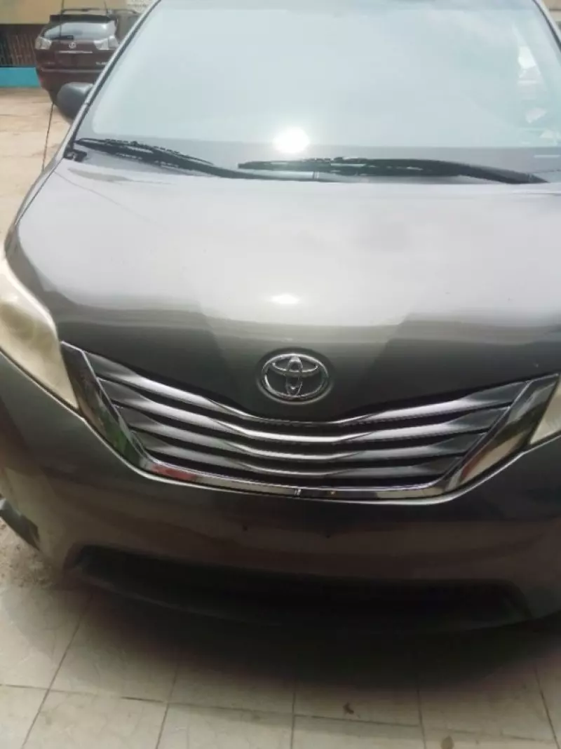 Toyota Sienna   - 2011