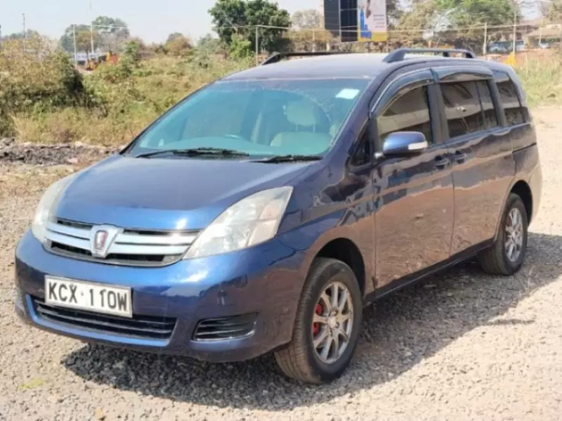 Toyota Isis    - 2013