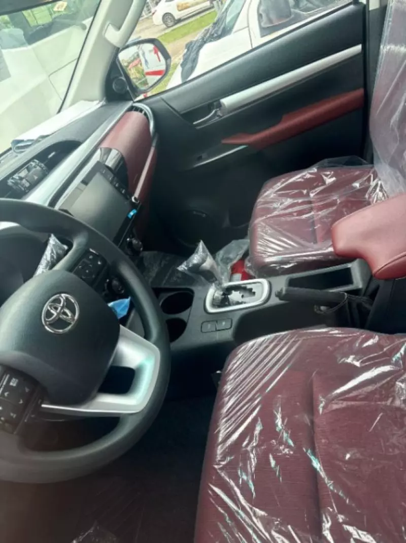 Toyota Hilux    - 2024