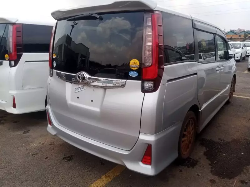 Toyota Noah   - 2016