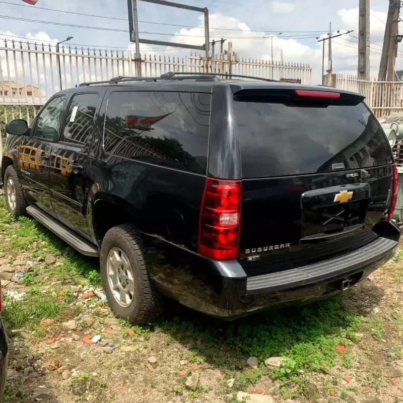 Chevrolet Suburban   - 2013