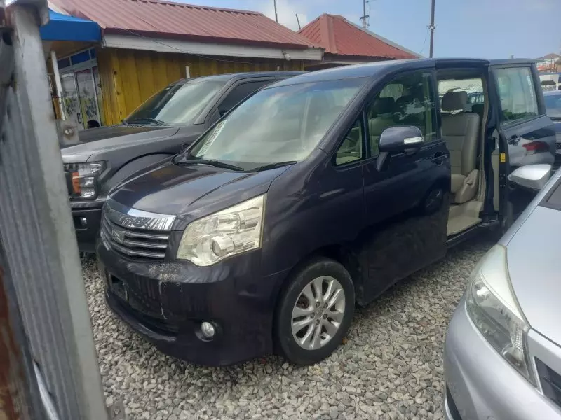 Toyota Noah   - 2014