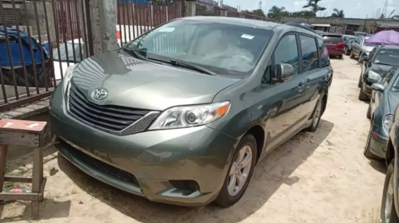 Toyota Sienna   - 2011