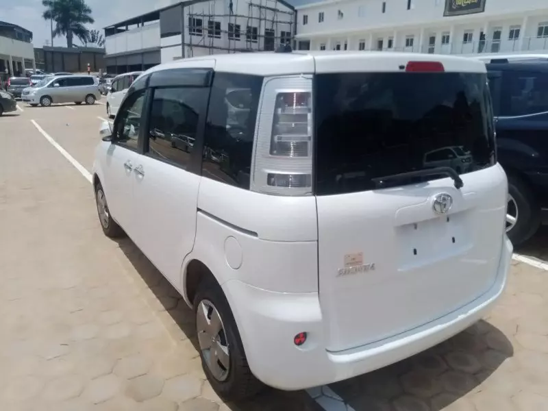 Toyota Sienta   - 2012