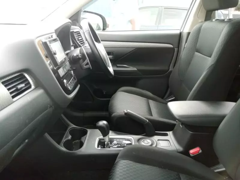 Mitsubishi OUTLANDER   - 2016
