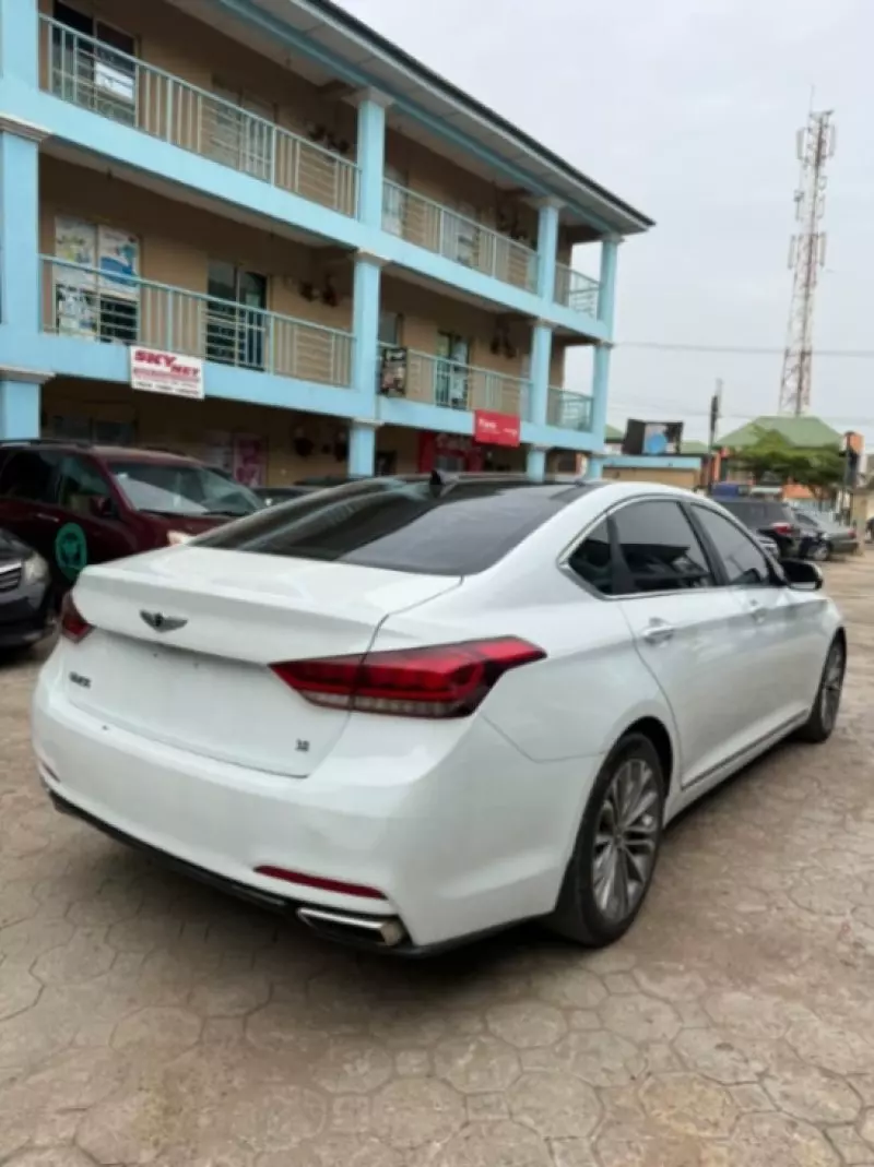 Hyundai Genesis - 2015