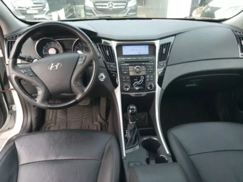 Hyundai Sonata   - 2011