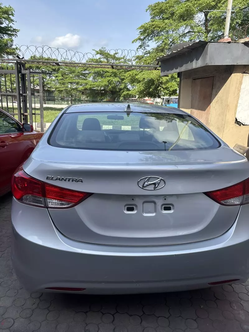Hyundai Elantra   - 2013