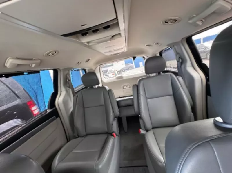 Volkswagen Routan   - 2012