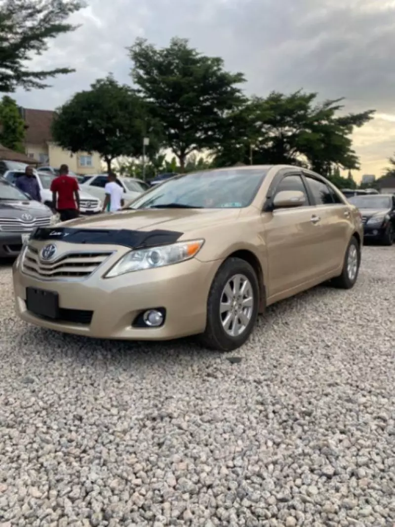 Toyota Camry   - 2011