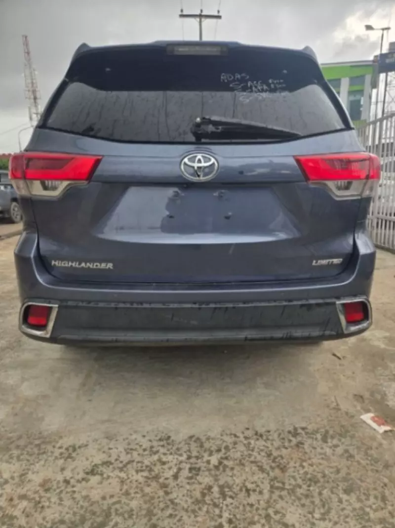 Toyota Highlander   - 2017