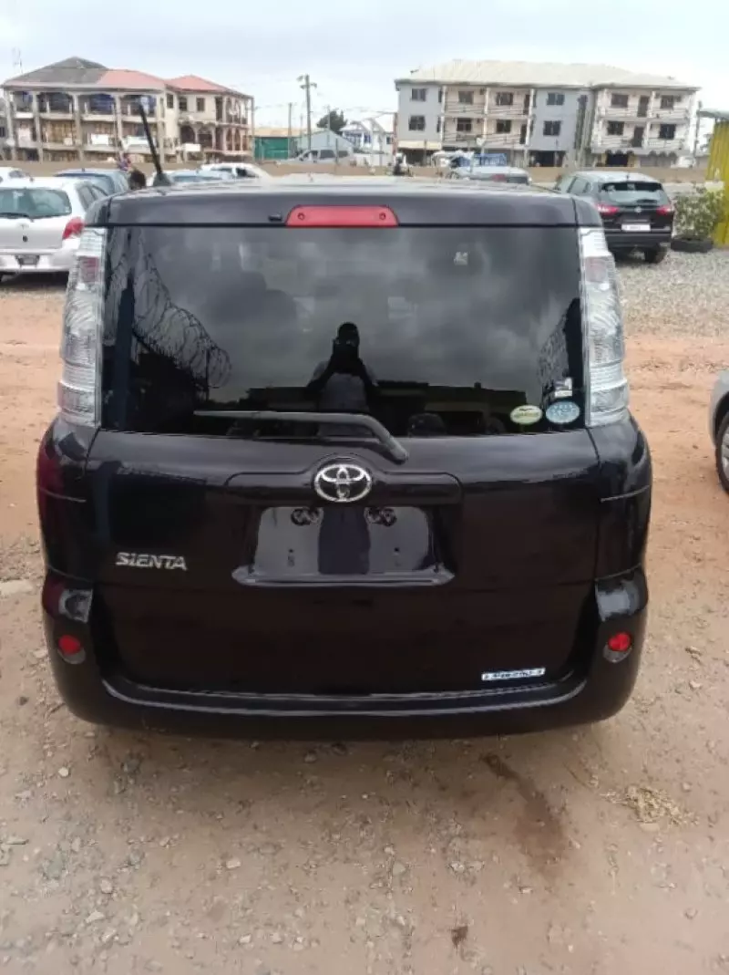 Toyota Sienta   - 2012