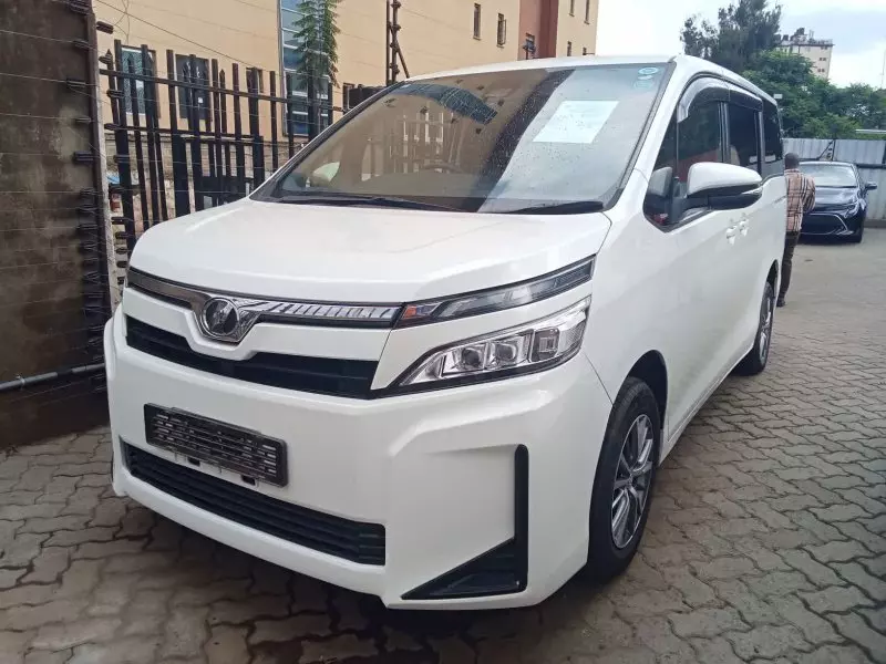 Toyota Voxy    - 2018
