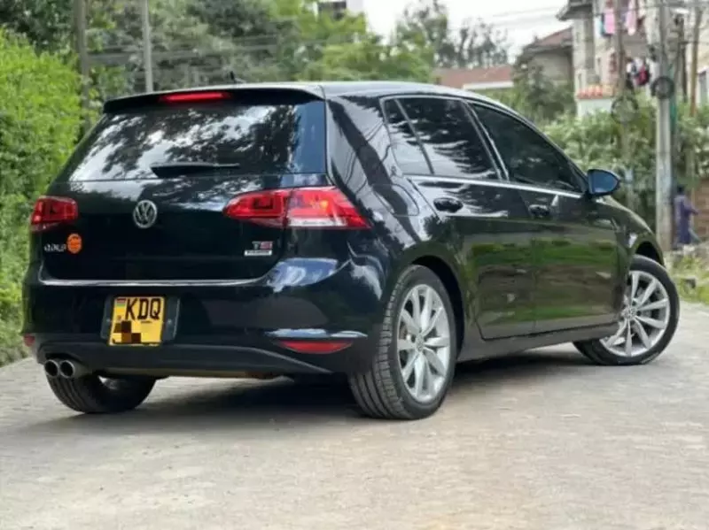 Volkswagen Golf   - 2017