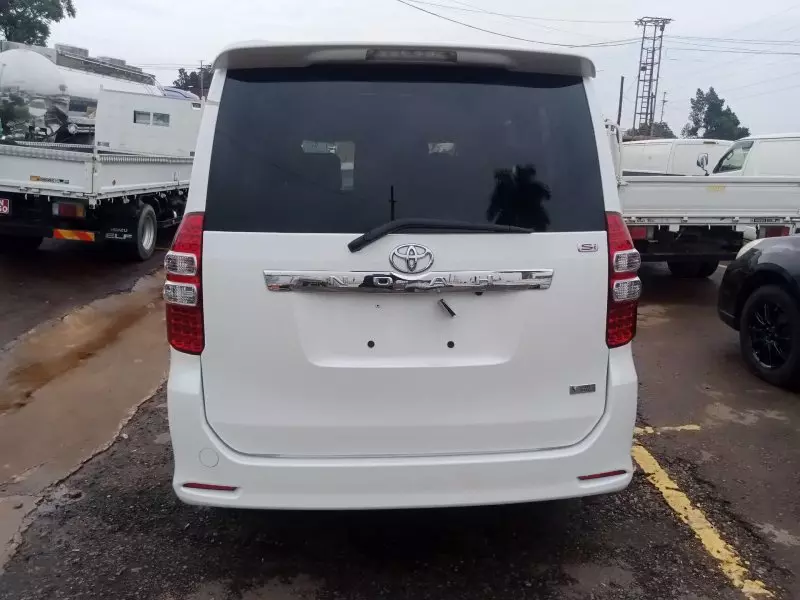 Toyota Noah   - 2012