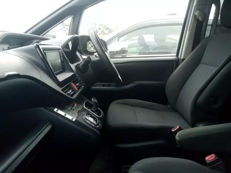 Toyota Noah Hybrid   - 2015