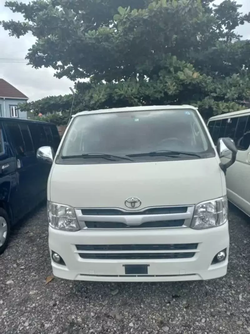 Toyota Hiace   - 2011
