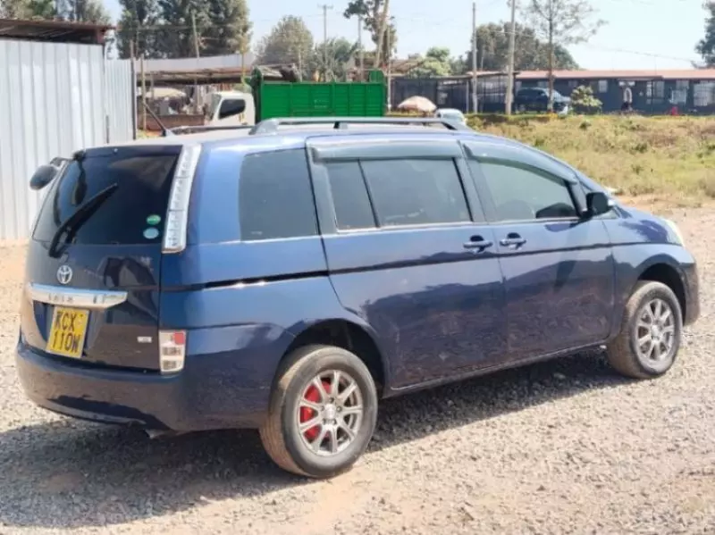 Toyota Isis    - 2013