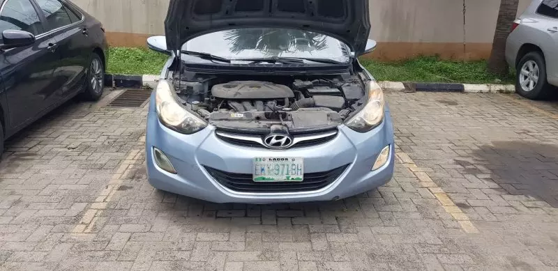 Hyundai Elantra   - 2012