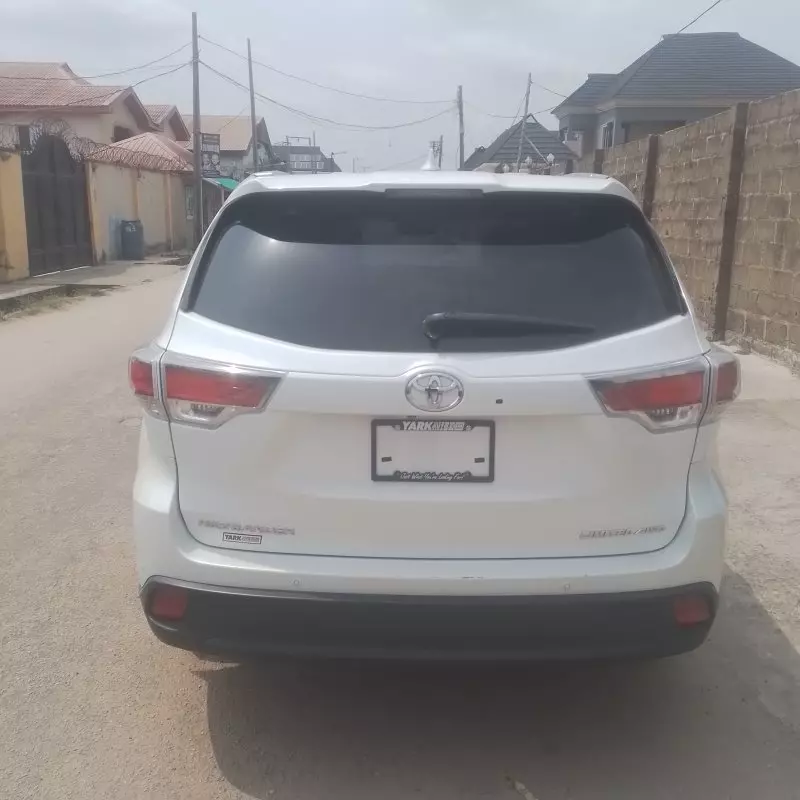 Toyota Highlander   - 2015