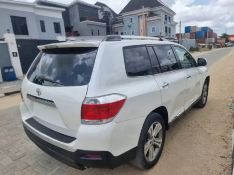 Toyota Highlander   - 2011