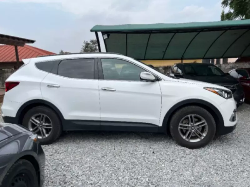 Hyundai Santa Fe   - 2017