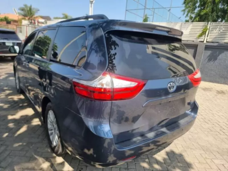 Toyota Sienna   - 2016