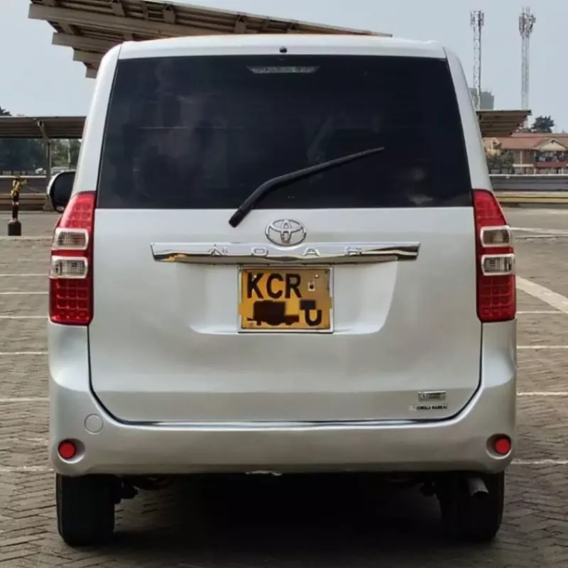 Toyota Noah   - 2011