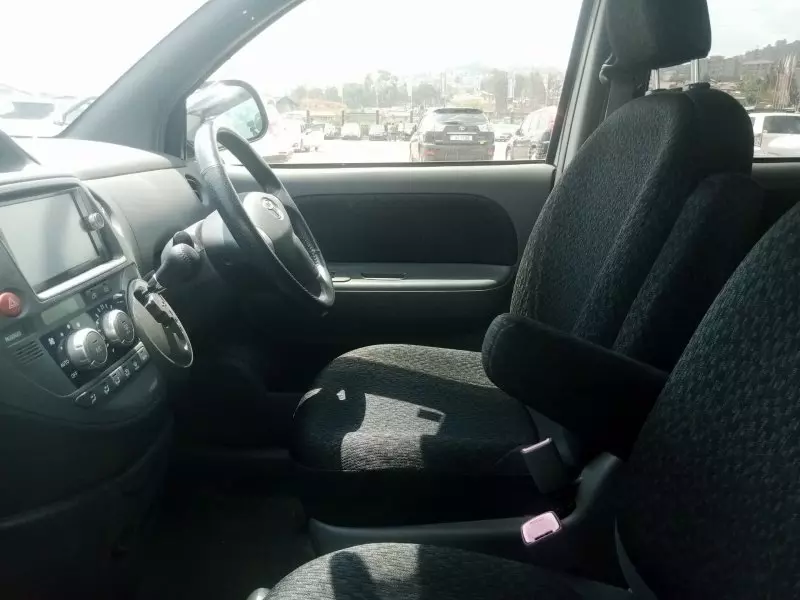 Toyota Sienta   - 2012
