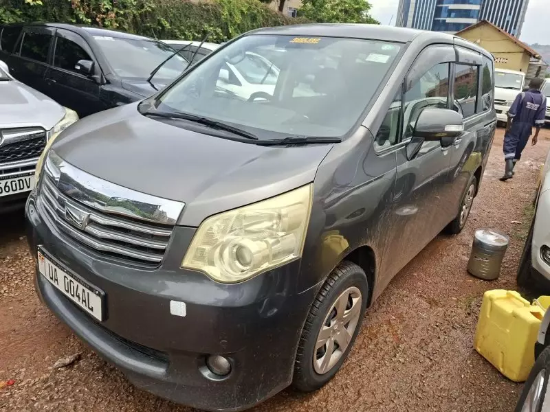 Toyota Noah   - 2010