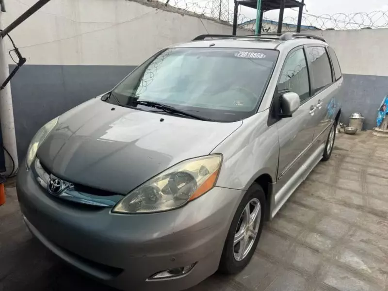 Toyota Sienna   - 2006