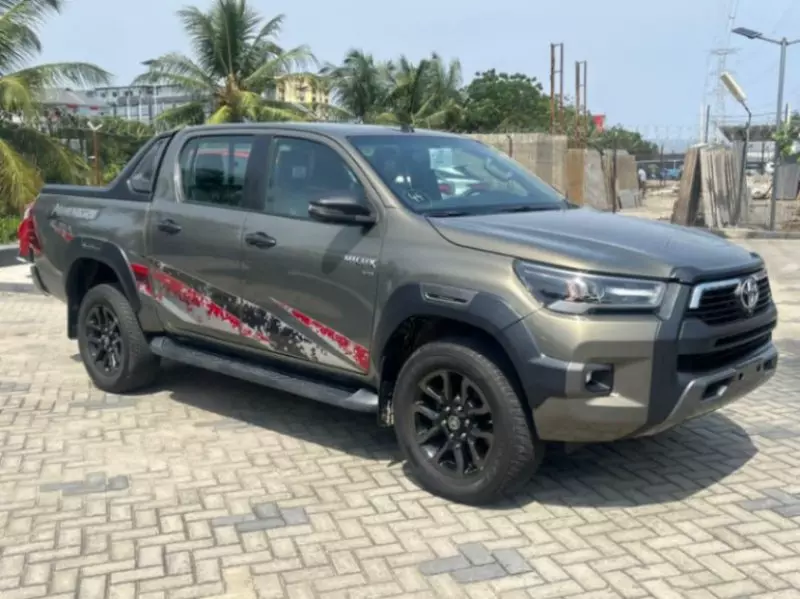 Toyota Hilux   - 2021