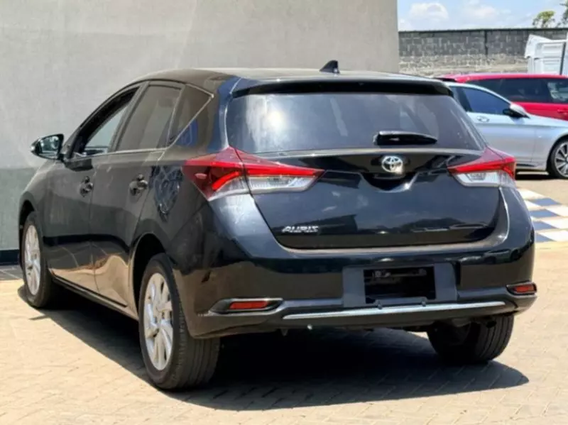 Toyota Auris   -