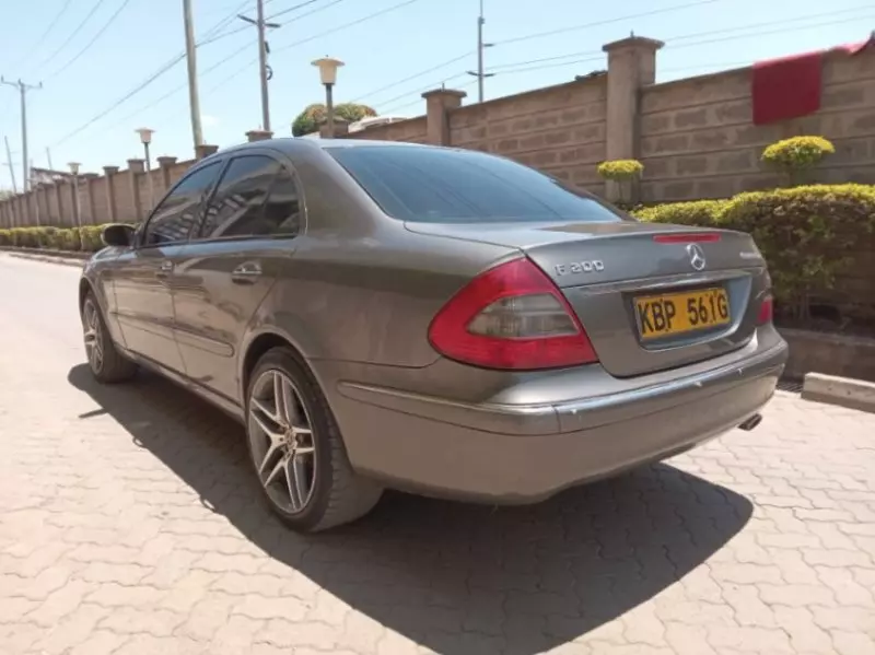 Mercedes-Benz E200   - 2009