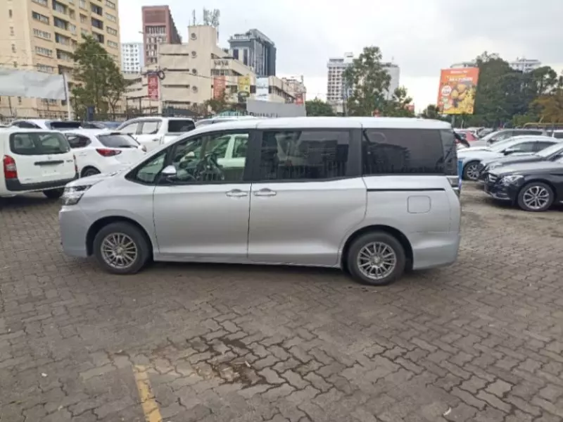Toyota Voxy    - 2017