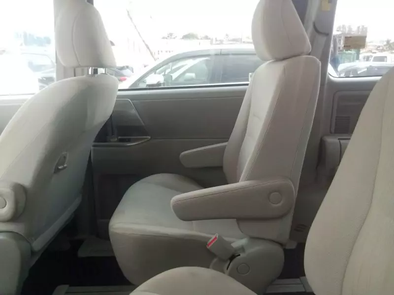 Toyota Noah   - 2012