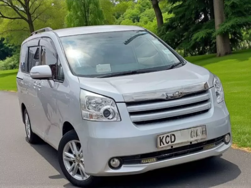 Toyota Noah   - 2008
